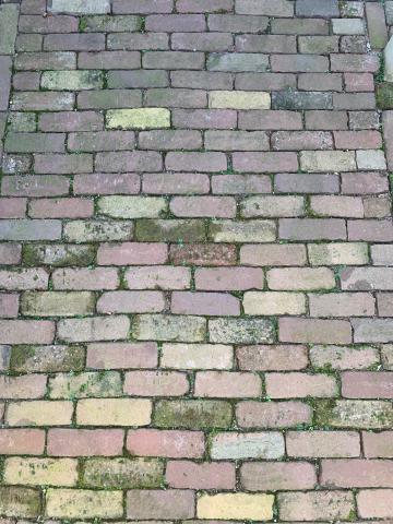 Oud gebakken dikformaten ingeveegd met brekerzand & split