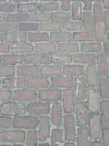 Oud gebakken klinkerkeien met harde voeg
